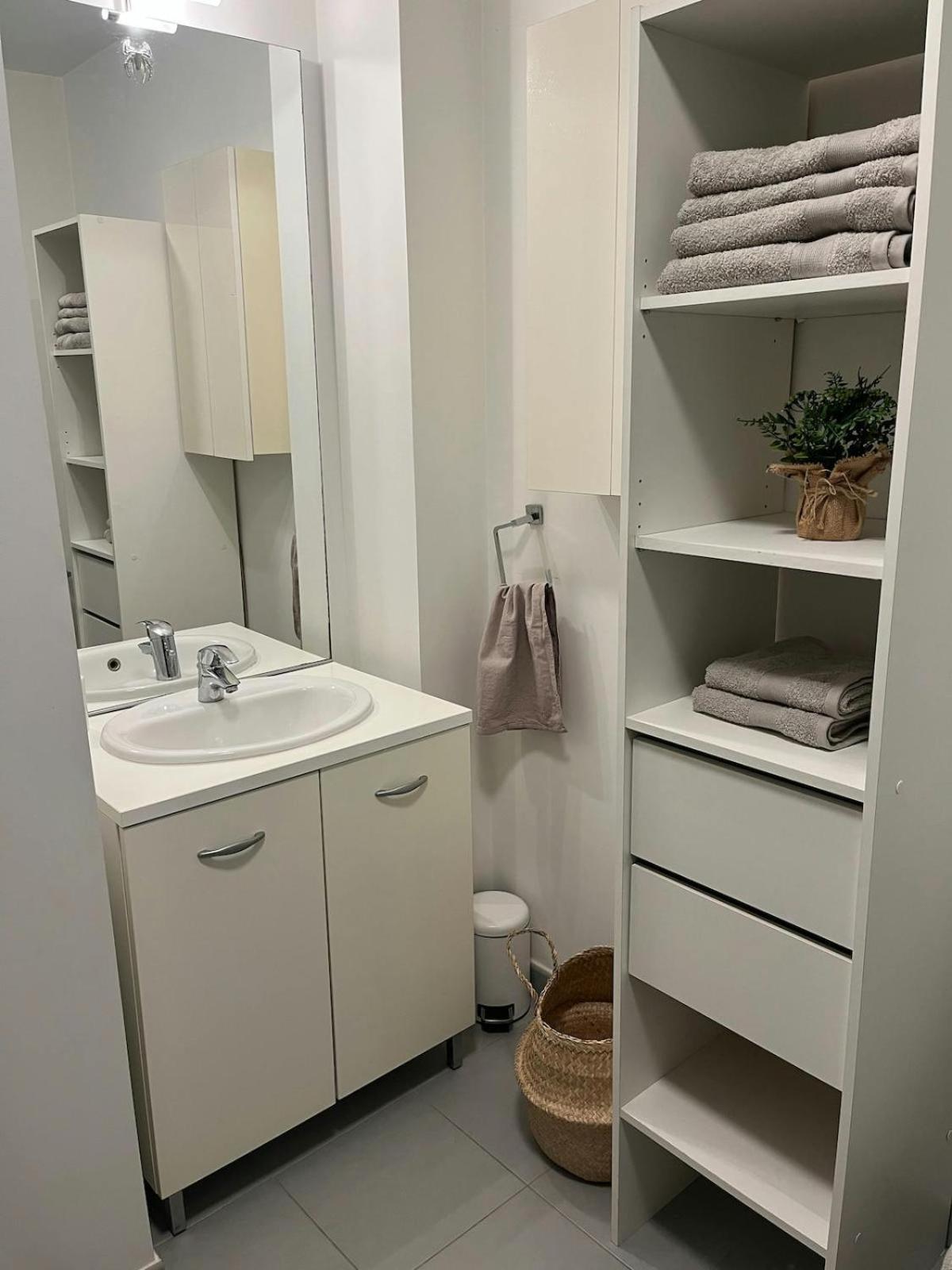 Apartment 4 Personnes - Terrasse - Proche Port - Centre Ville - Gare - Tramway Nizza